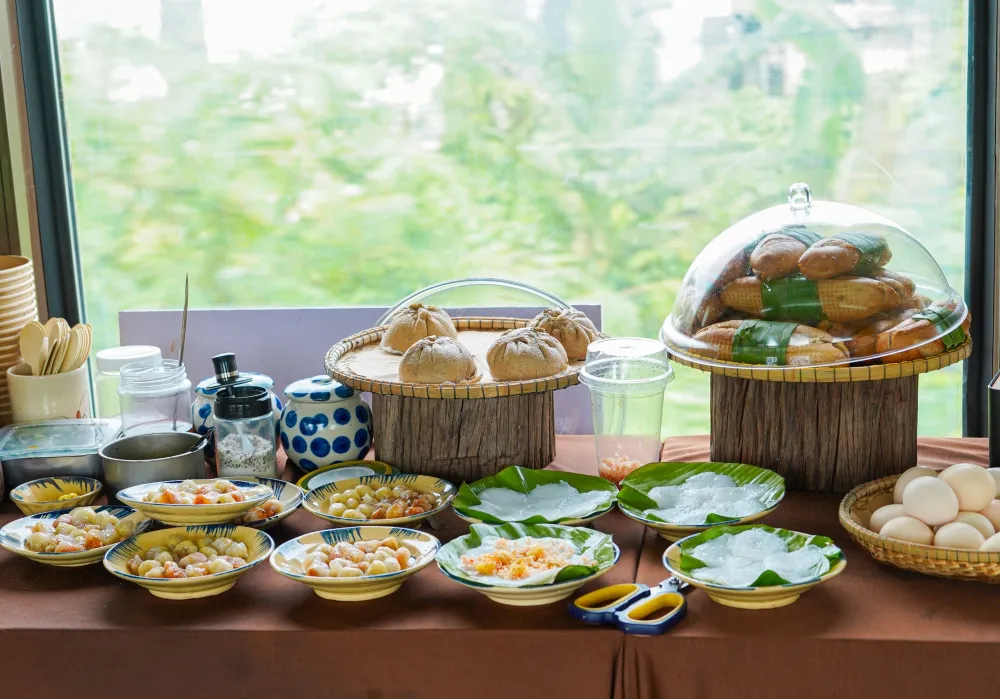 local food and drinks on the Da Nang to Hue heritage train