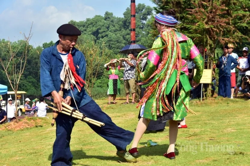 spettacolo vietnam danza etnia hmong