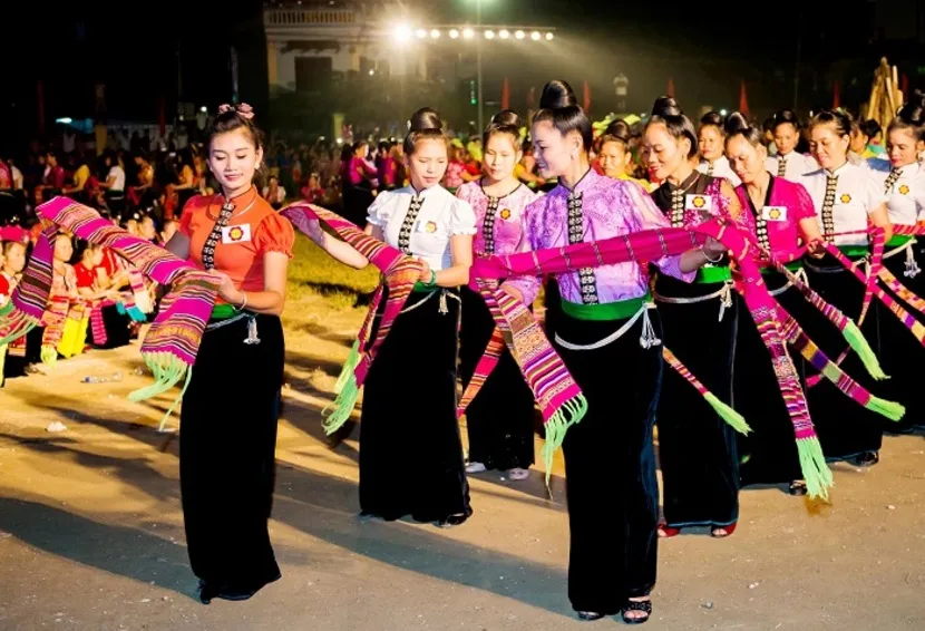 spettacolo vietnam danza etnia thai xoe