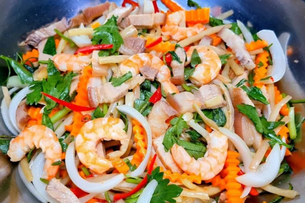 Insalata vietnamita con gamberi e maiale