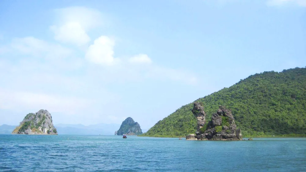 tra ngo island in bai tu long national park