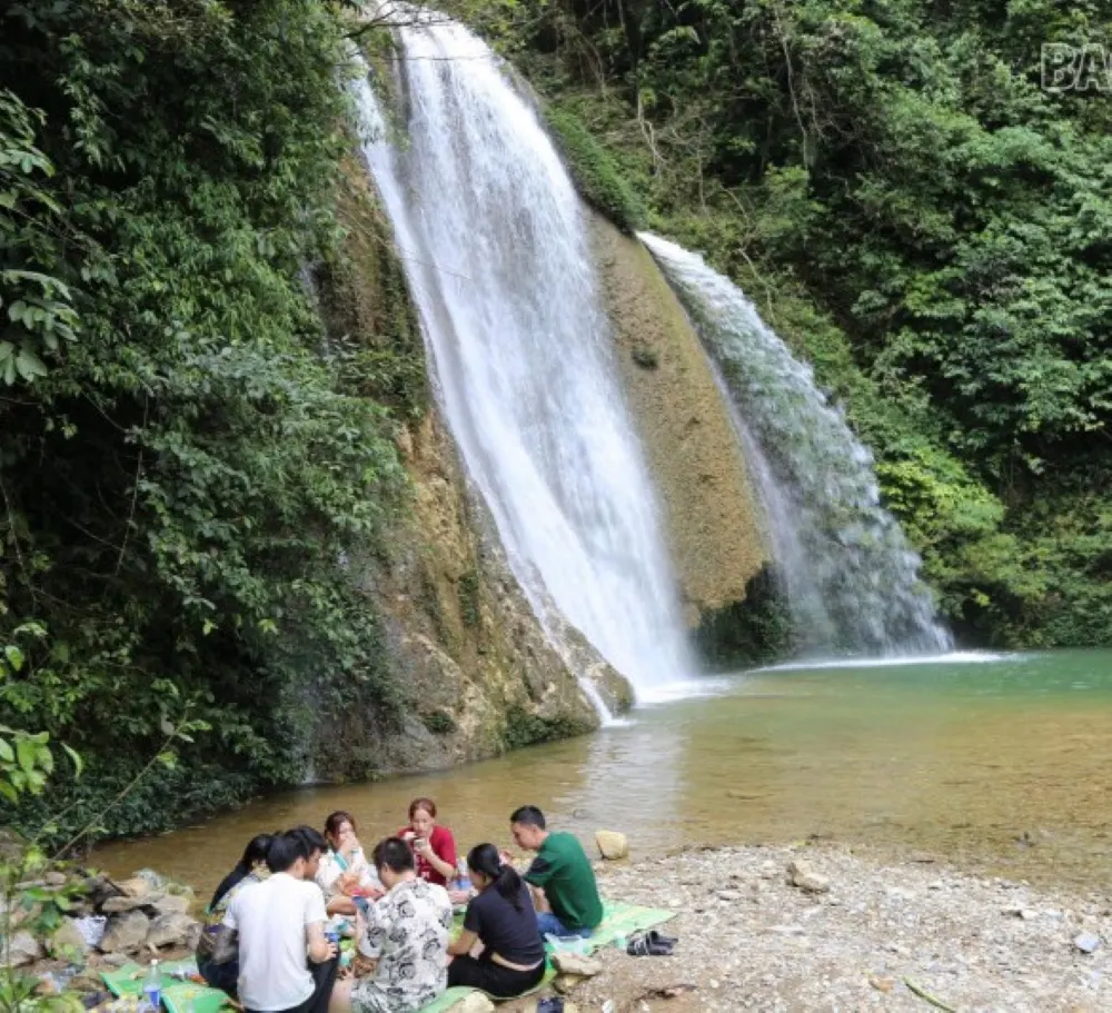 sapa waterfall ta lam
