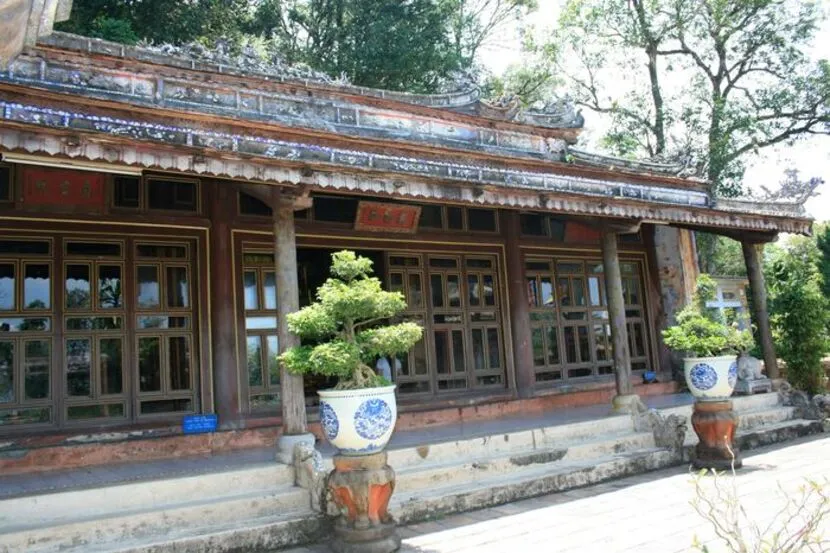 hue hon chen temple