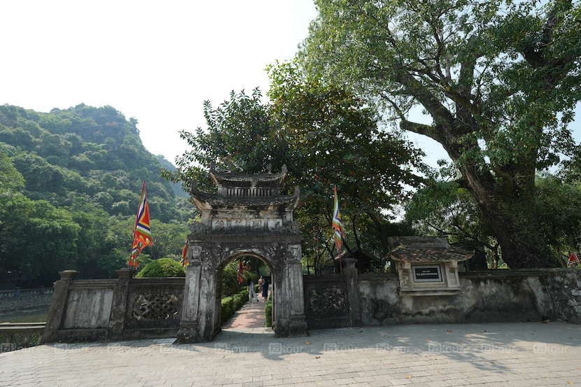 temple dinh le ninh binh vietnam