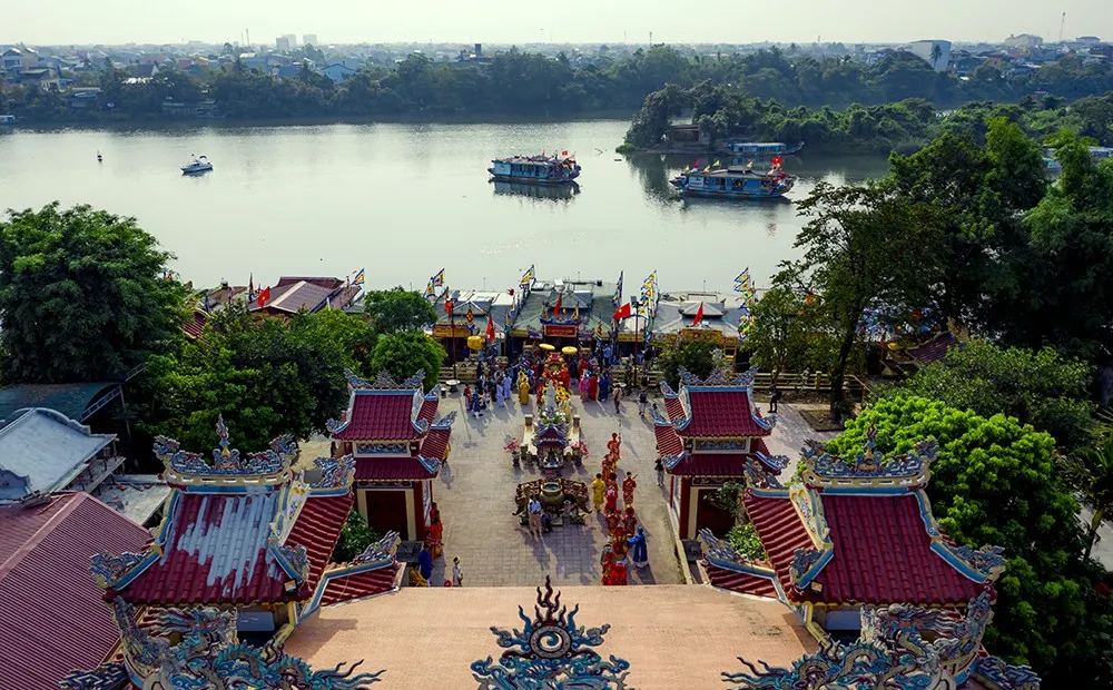 Temple de Hon Chen: la spiritualit&eacute; au bord de la rivi&egrave;re des Parfums