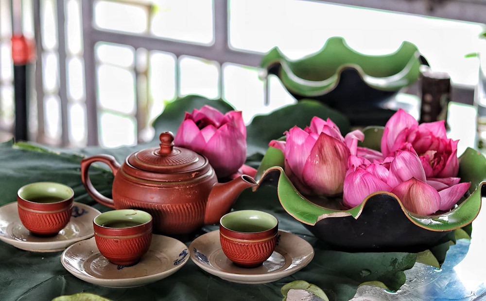un set de delicioso té de loto vietnamita para ofrecer a invitados honorables
