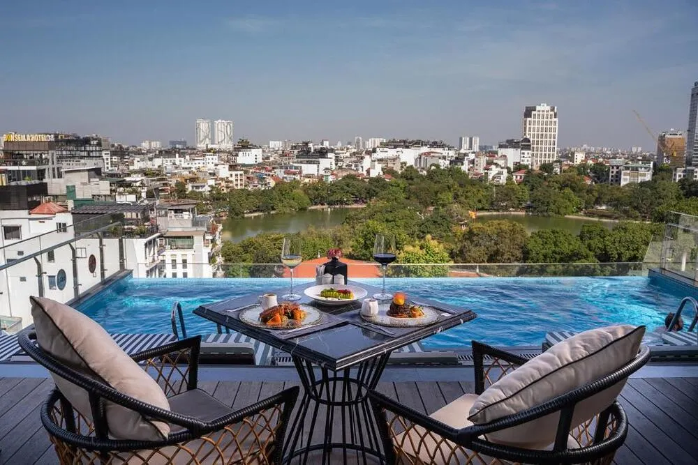 Bar und Pool im Oriental Jade Hanoi Hotel