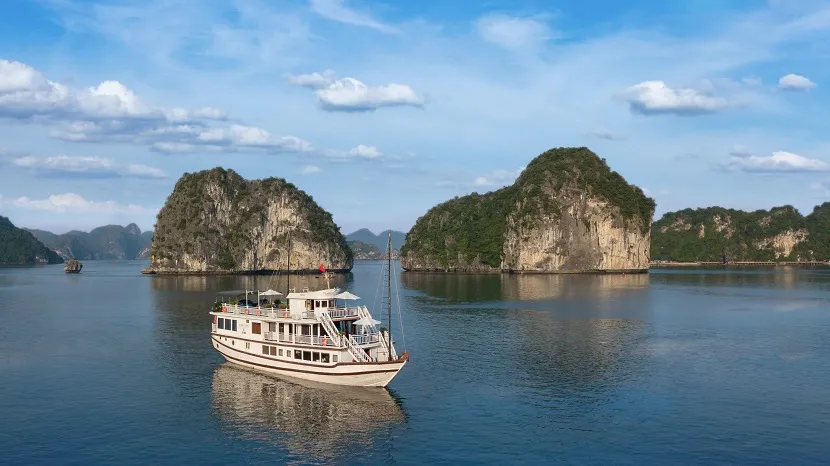 things to do in halong bay overnight cruise