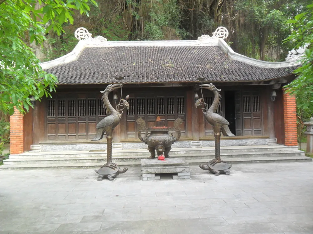 turtle and crane appear in most of temples and pagodas in vietnam