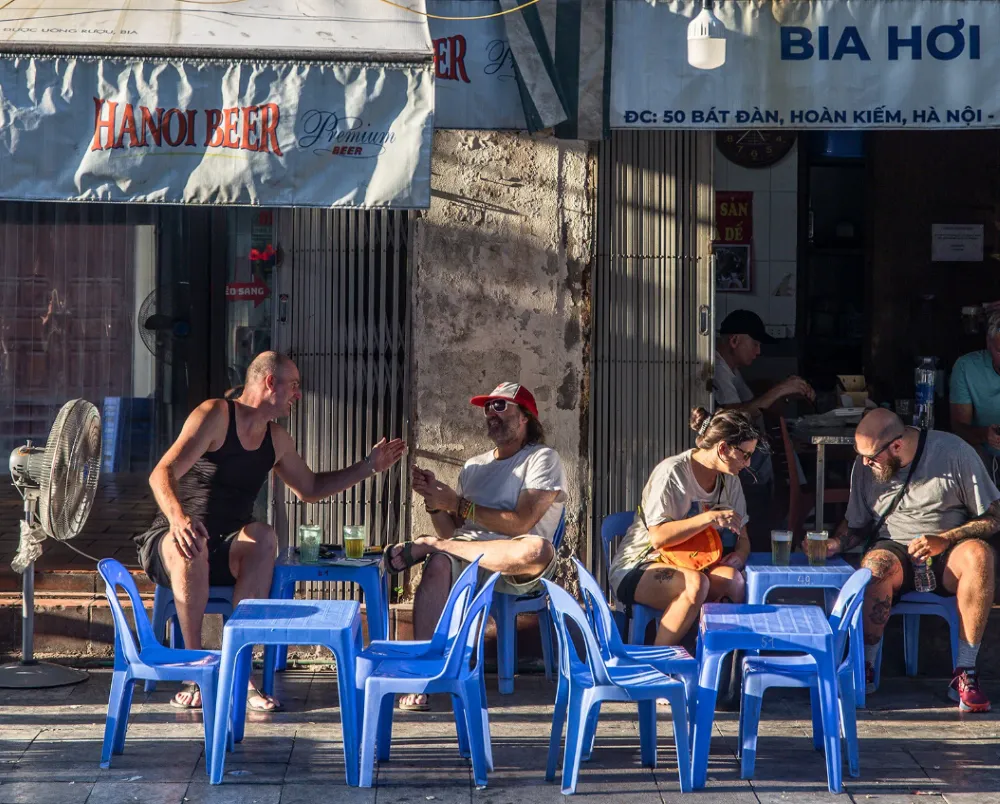 Folla vivace al Bia Hoi Corner nel Quartiere Vecchio di Hanoi nel tardo pomeriggio