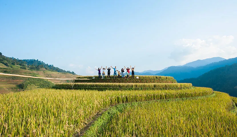 turisti visitano la terrazza della risaia a mu cang chai