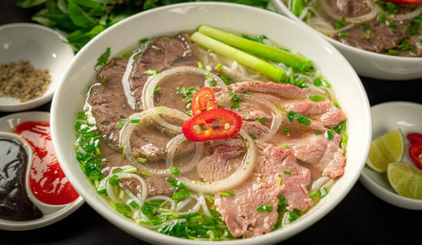 traditional vietnamese food pho