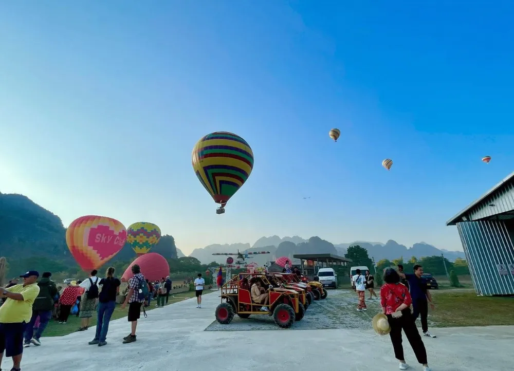 Globo aerostático siendo inflado en Vang Vieng