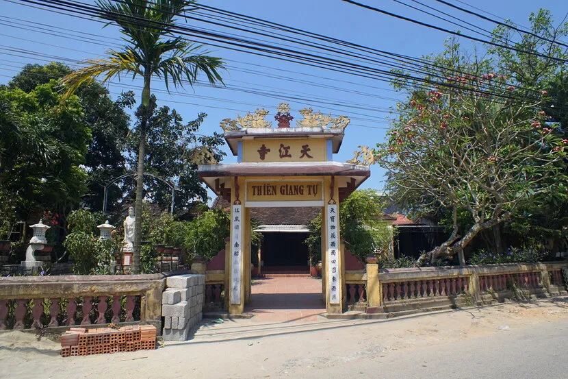 vecchio quartiere bao vinh pagoda