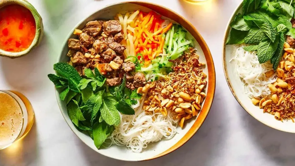 vietnamese salad noodles dish