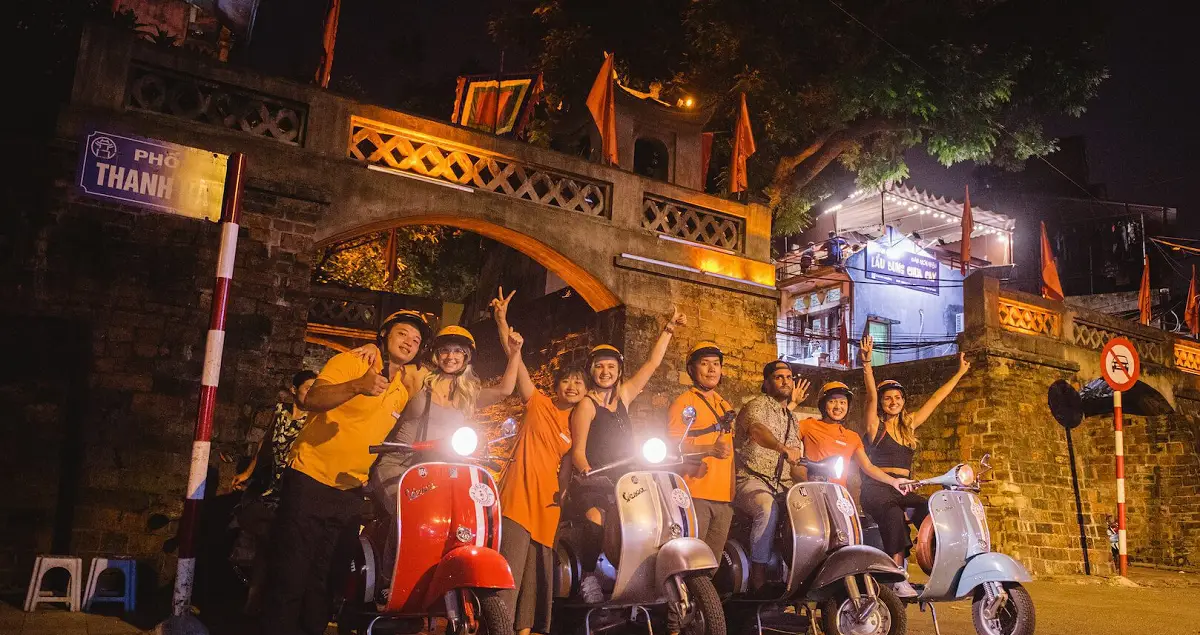 tour in vespa della città di hanoi 