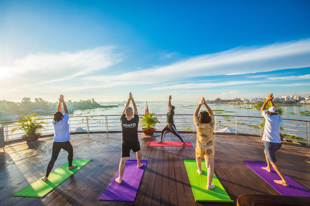 Sesión de yoga en el crucero fluvial Victoria Mekong