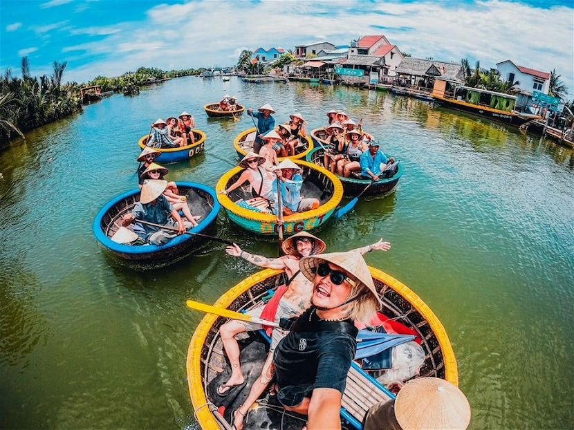Los turistas disfrutan de sus viajes en Hoi An después de las fusiones de Vietnam