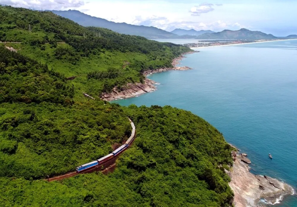 vietnam scenic train