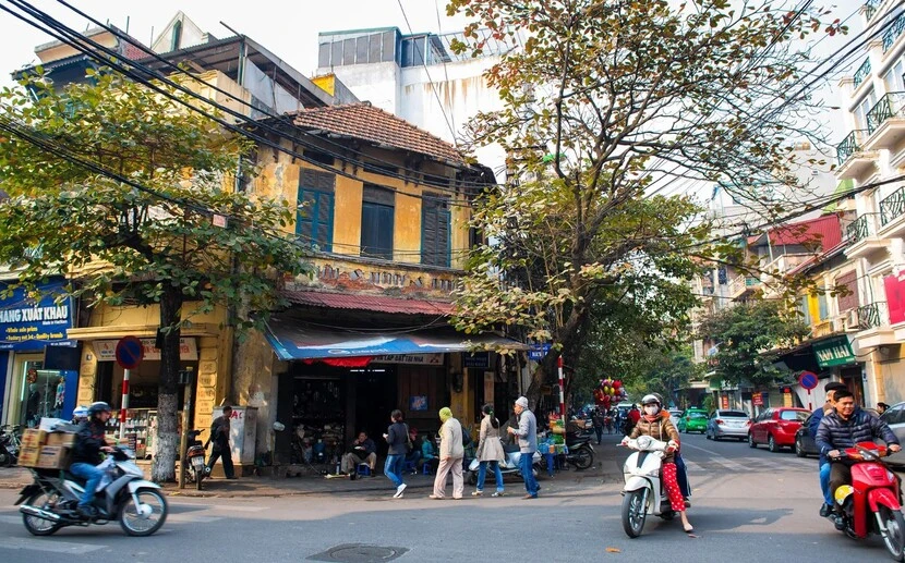 hanoi old quarter vietnamese traffic