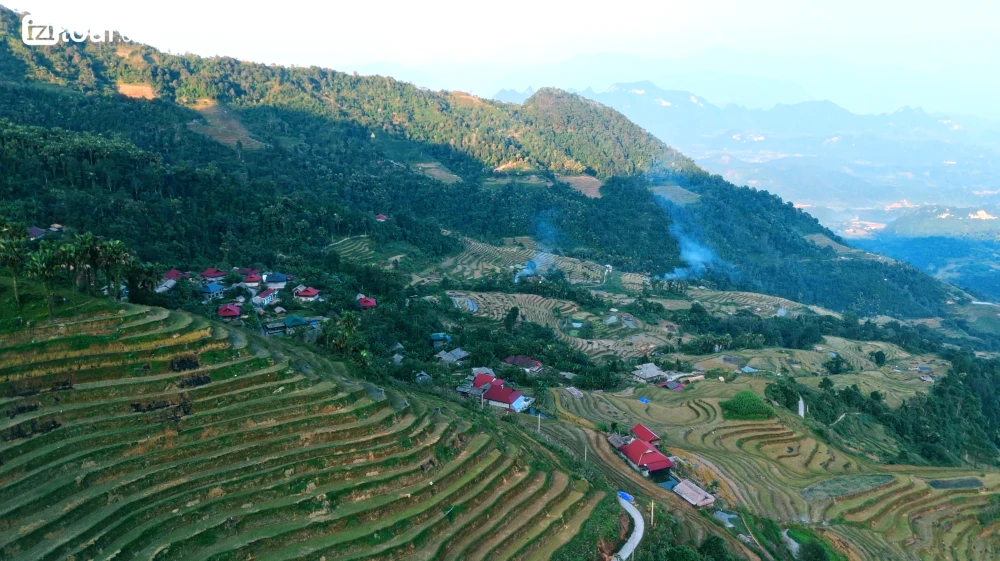 Aldea Dao de Lung Vai rodeada de monta&ntilde;as y campos de arroz
