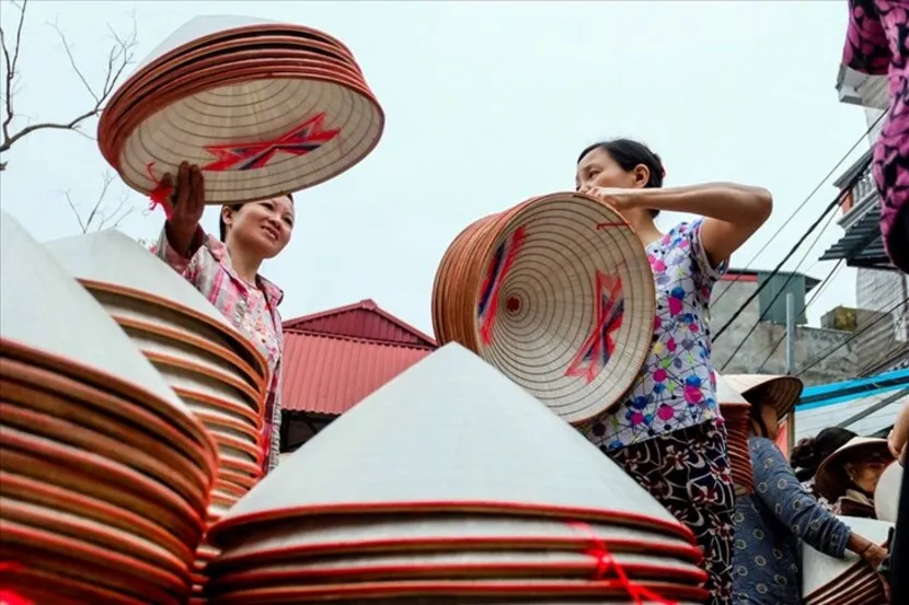 sellers and non la chuong conical hat
