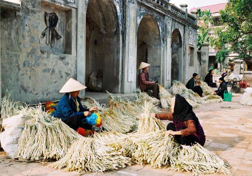 village de chapeaux coniques traditionnels vietnam