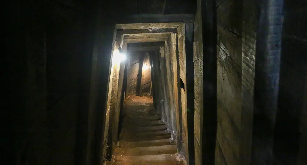 vinh moc tunnels inside