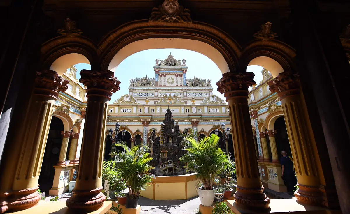 vinh trang pagoda inside