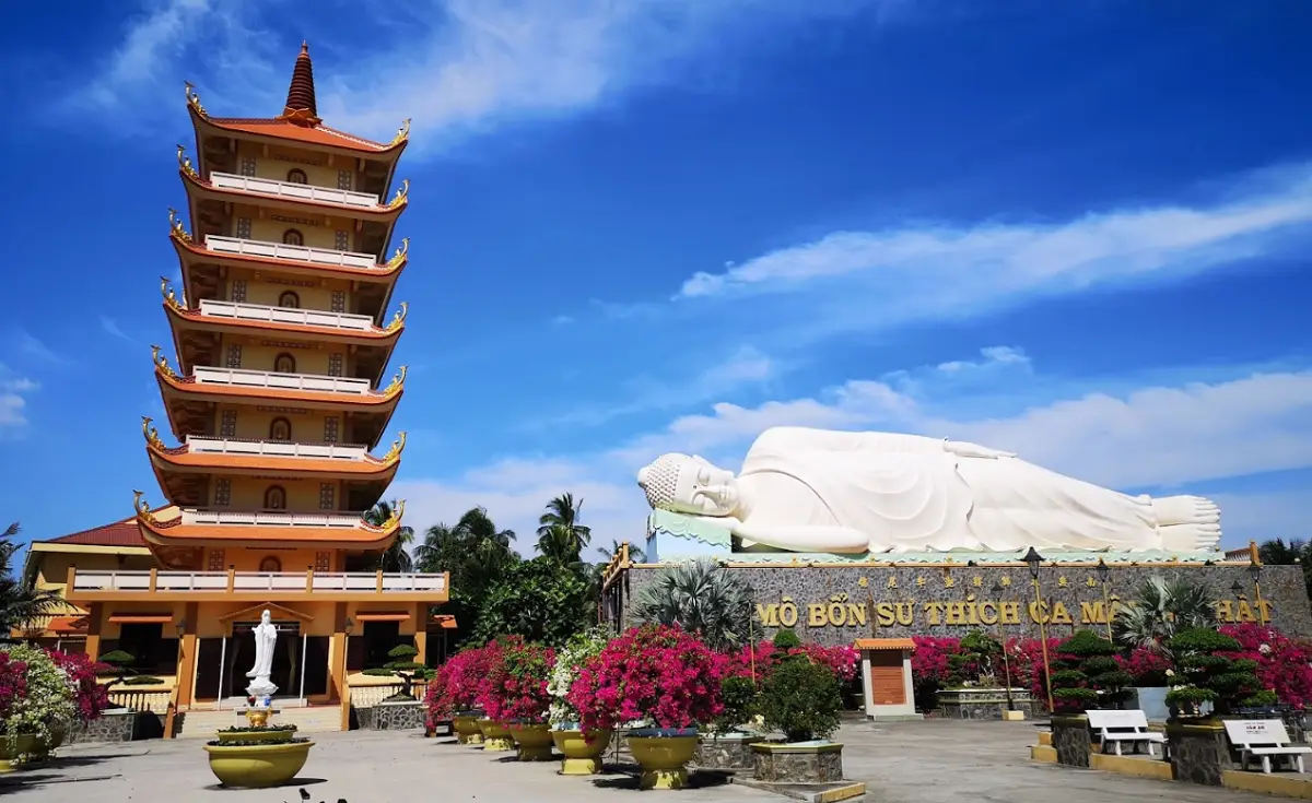 pagoda di vinh trang tien giang vietnam