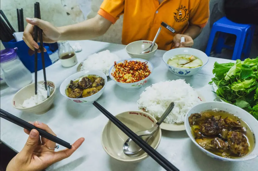 visite culinaire en vespa hanoi