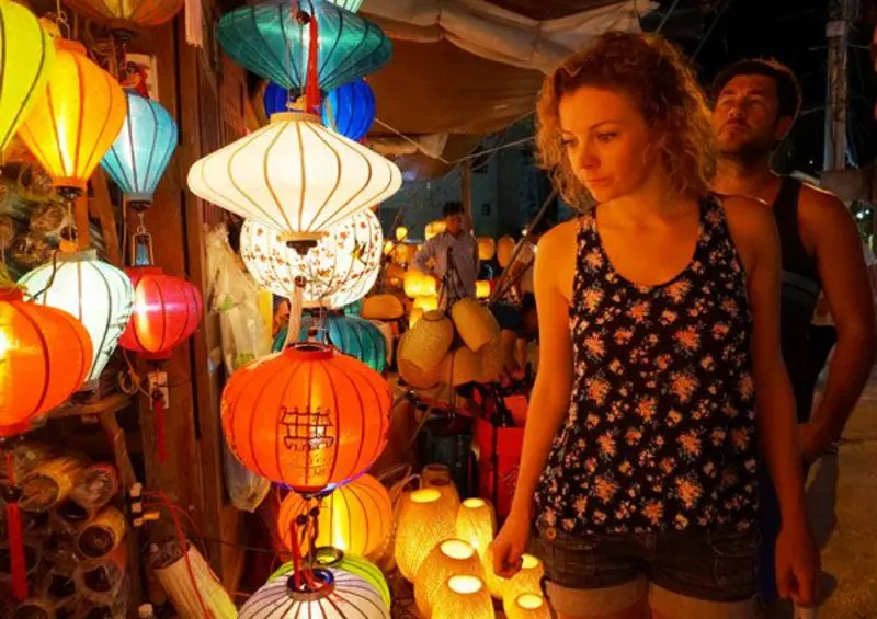 things to see in hoi an at night