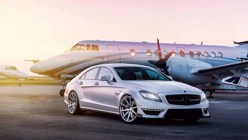 La voiture privée de transfert de l’aéroport à l’hôtel