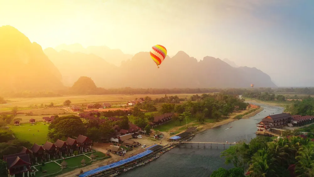 Globos aerostáticos de Vang Vieng al amanecer