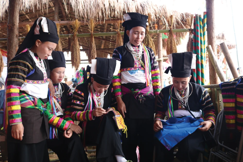 black lo lo people wearing their traditional costumes in cao bang