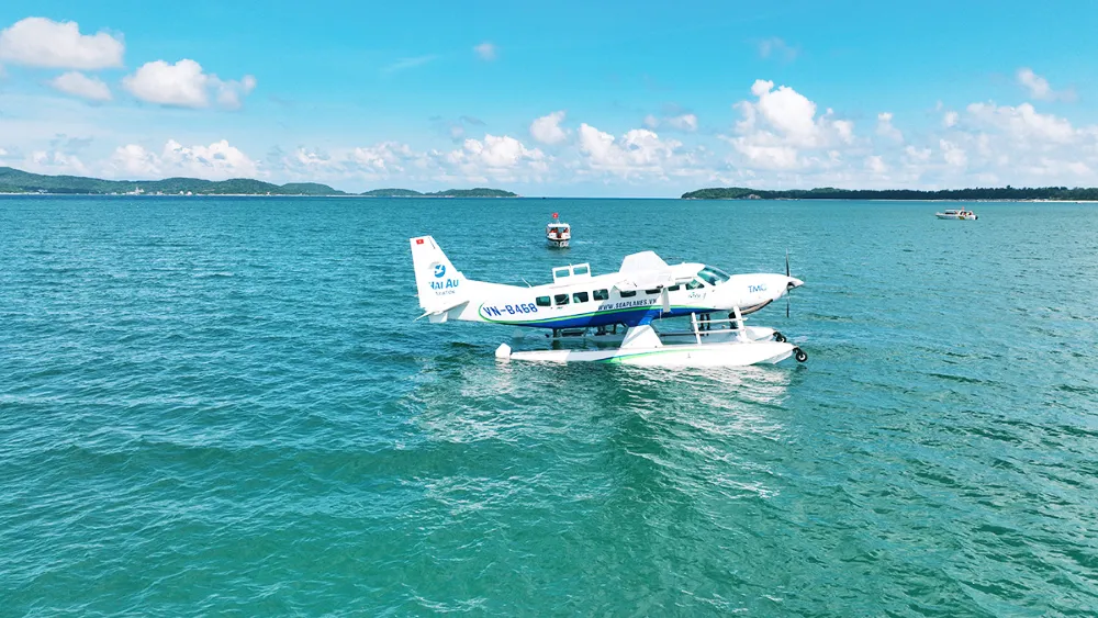 idrovolante in decollo dalle acque color smeraldo della baia di Halong