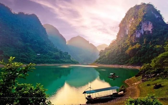 when to travel thang hen lake cao bang