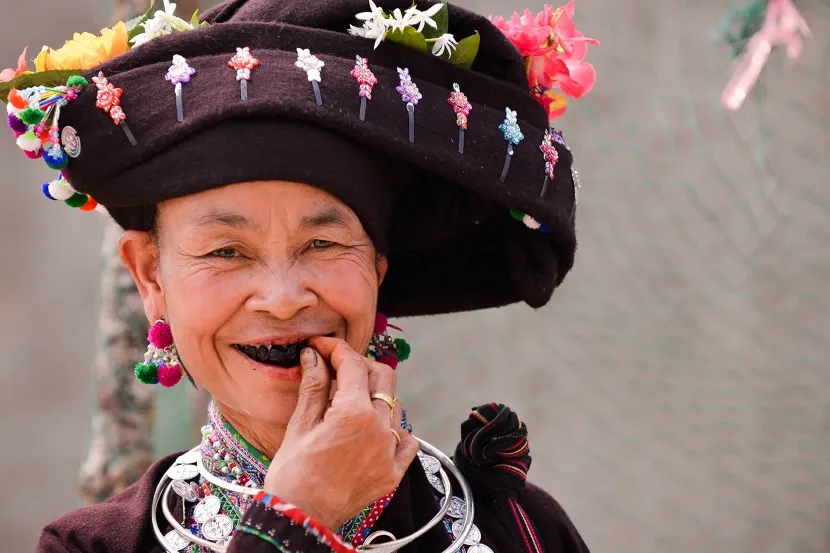 mujer étnica masticando betel