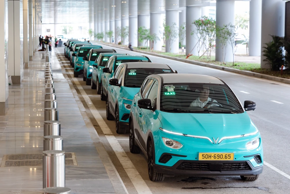 travel from tan son nhat airport to city by xanh sm