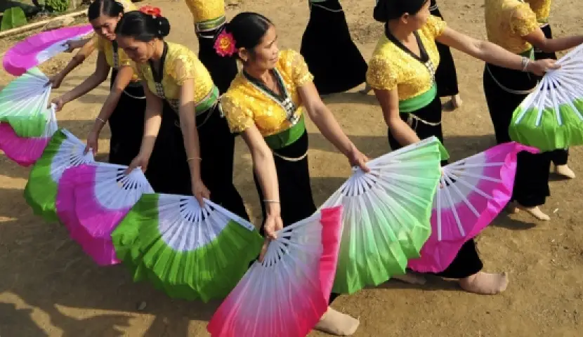 Xoe dances in Mai chau