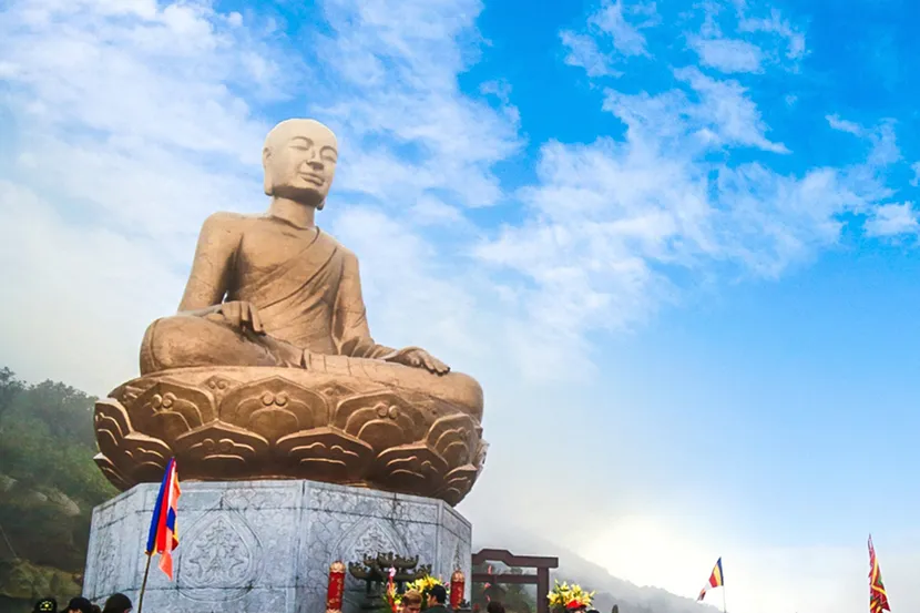 tran nhan tong statue yen tu pagoda