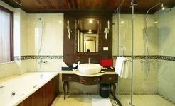 Indochina Sails Suite bathroom
