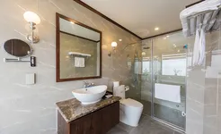 Mon Cheri Cruise - Elegance Suite bathroom