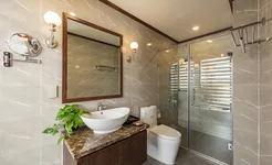 Mon Cheri Cruise - Ocean Suite bathroom