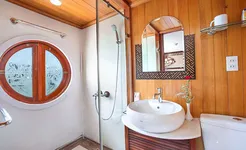 Oriental Sails Cruise bathroom