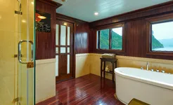 Paradise Peak Junior Suite bathroom
