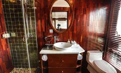 The Au Co Cruise  Bathroom
