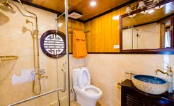 Victory Cruise - Bathroom