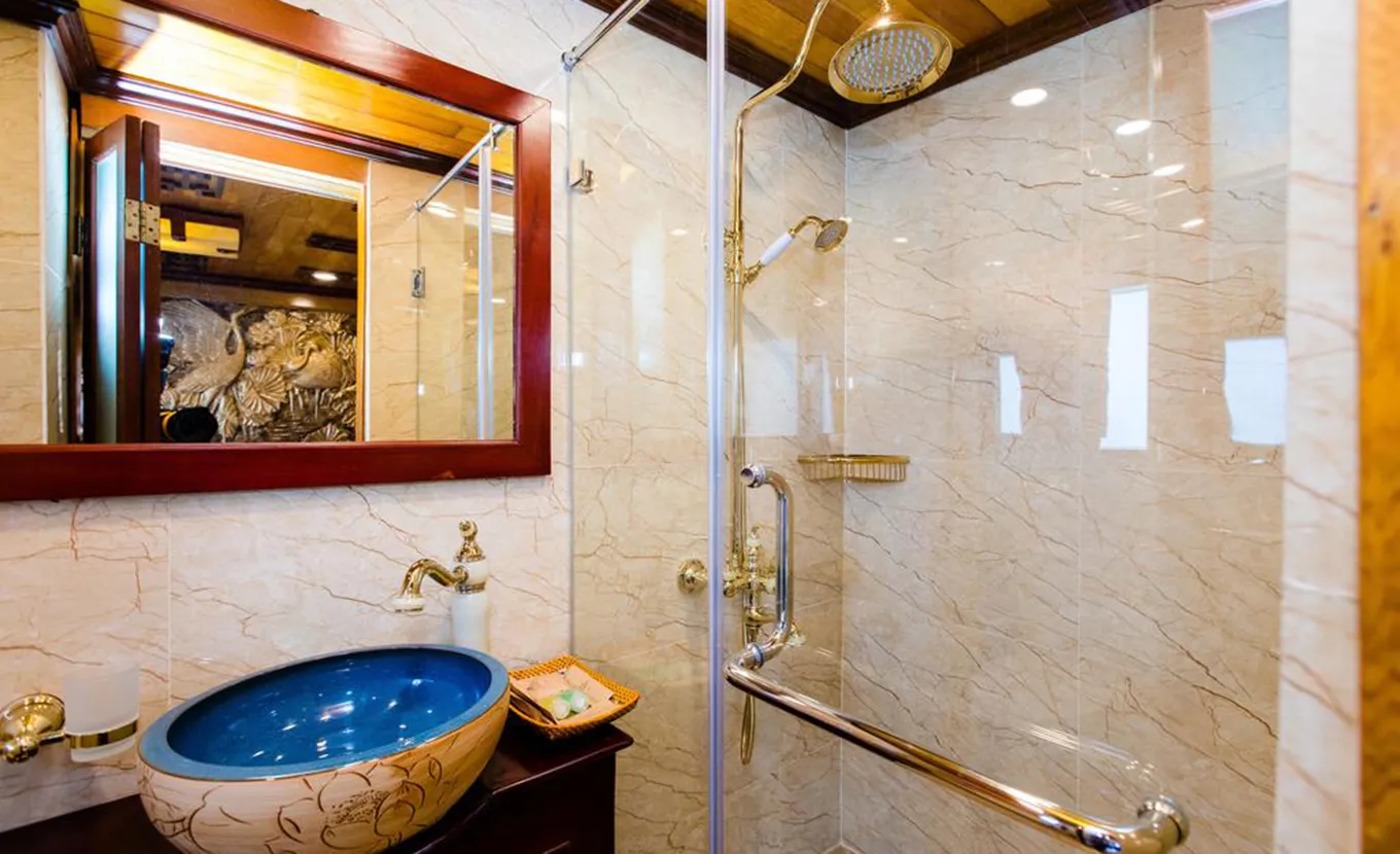Bai Tho Cruise - bathroom