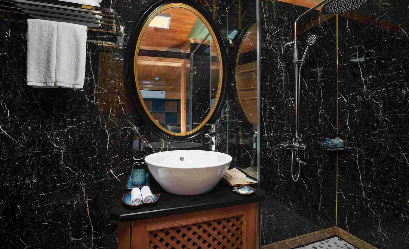 Maya Cruises - Bathroom